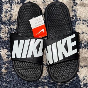 •NIKE•NWT BLACK BENASSI LOGO & SWOOSH SLIDE SANDALS SIZE 40 EU